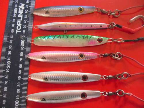 11 HARD FISHING LURES (VERY GOOD CONDITION)